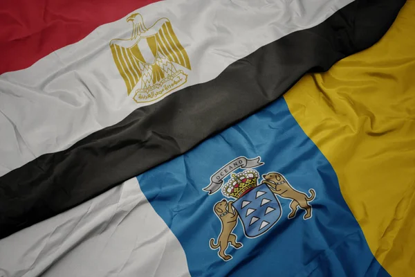 Zwaaiende vlag van Canarische eilanden en nationale vlag van Egypte . — Stockfoto