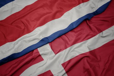 sallanan renkli Danimarka bayrağı ve Kosta Rika ulusal bayrağı.