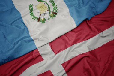 Danimarka 'nın renkli bayrağı ve Guatemala' nın ulusal bayrağı sallanıyor.