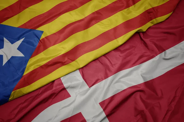 Sventolando bandiera colorata di denmark e bandiera nazionale della Catalogna . — Foto Stock