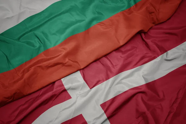 Danimarka 'nın renkli bayrağı ve İspanya' nın ulusal bayrağı sallanıyor.. — Stok fotoğraf