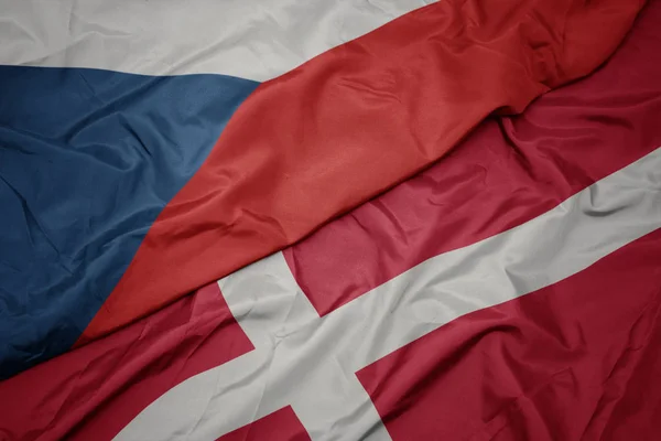 Размахивая красочным флагом денмарка и национального флага Чешской республики . — стоковое фото