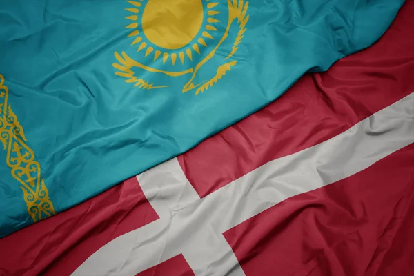 Danimarka bayrağını sallıyor ve Kazakistan bayrağını sallıyor.. — Stok fotoğraf