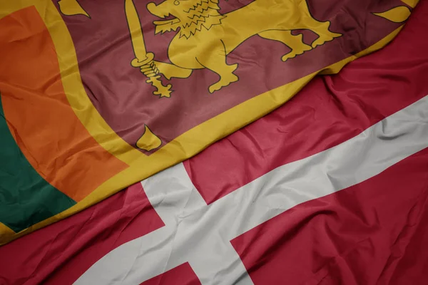 Machanie barwną flagą denmarku i flagą narodową Sri Lanki. — Zdjęcie stockowe