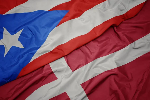 Махаючи барвистим прапором денмарка і національним прапором Пуерто-Рико . — стокове фото