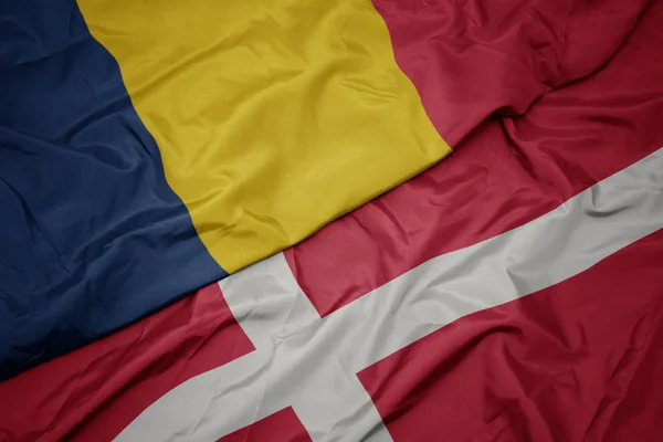 Machanie kolorowa flaga denmark i flaga narodowa chad. — Zdjęcie stockowe