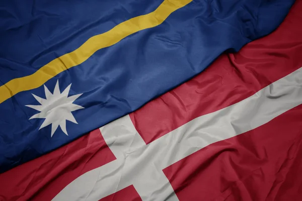 Machanie kolorową flagą denmarku i flagą narodową Nauru . — Zdjęcie stockowe