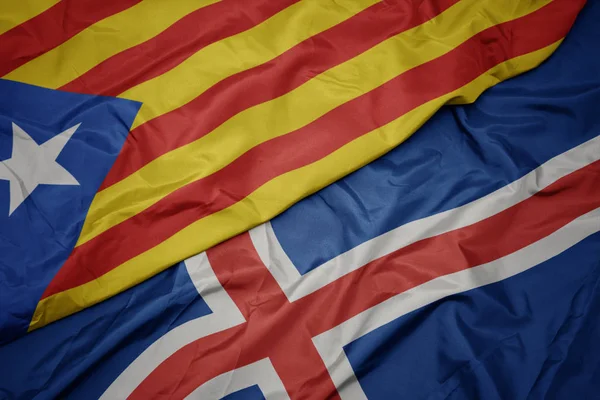 Sventolando bandiera colorata di Islanda e bandiera nazionale della Catalogna . — Foto Stock
