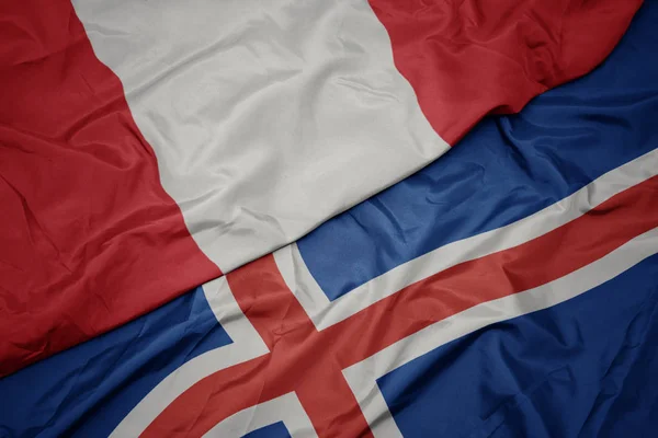 Sventolando bandiera colorata dell'Islanda e bandiera nazionale del Perù . — Foto Stock