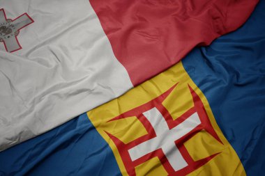 Madeira 'nın renkli bayrağı ve Malta' nın ulusal bayrağı sallanıyor..
