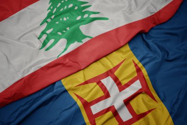 # Dalgalanan renkli madeira bayrağı ve ulusal Lübnan bayrağı #.