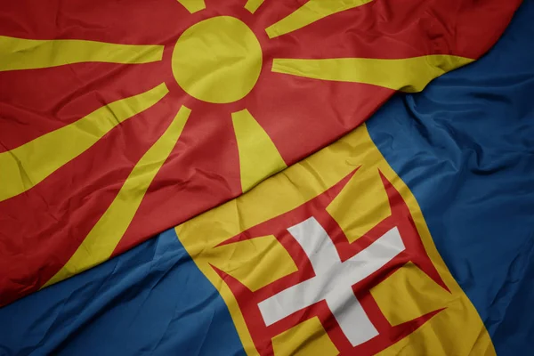 Acenando bandeira colorida da madeira e bandeira nacional da macedônia . — Fotografia de Stock