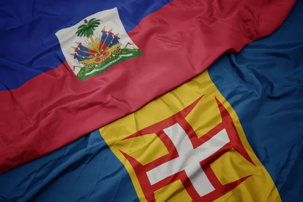 Viftande färgglada flagga madeira och nationell flagga haiti. — Stockfoto