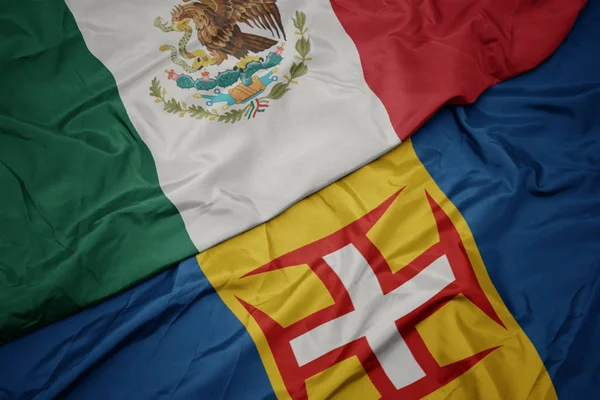 Ondeando colorida bandera de madeira y bandera nacional de México . —  Fotos de Stock