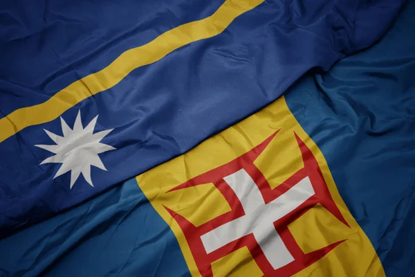Machanie kolorową flagą Madery i flagą narodową Nauru . — Zdjęcie stockowe