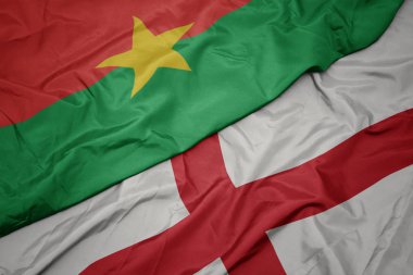 İngiltere 'nin renkli bayrağı ve Burkina faso' nun ulusal bayrağı sallanıyor..