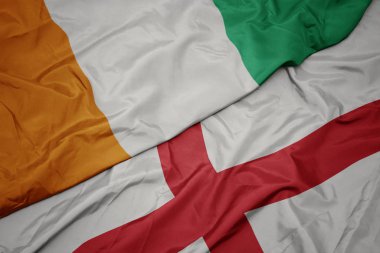 İngiltere 'nin renkli bayrağı ve Cote Divoire' ın ulusal bayrağı sallanıyor..