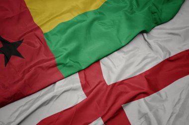 İngiltere 'nin renkli bayrağı ve Gine Bissau' nun ulusal bayrağı sallanıyor..