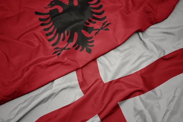 Sventolando bandiera colorata dell'Inghilterra e bandiera nazionale di albania . — Foto Stock