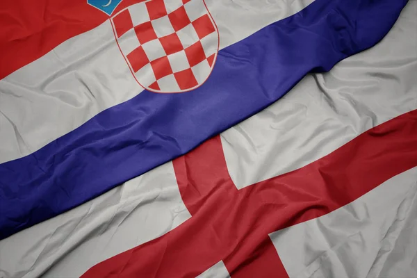 Mávání barevnou vlajkou Anglie a národní vlajky Chorvatska. — Stock fotografie