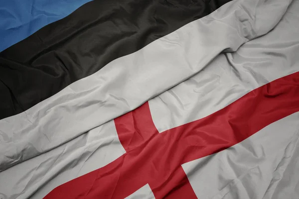 화려 한 영국 국기와 에스토니아 국기를 흔들고 있는 모습. — 스톡 사진