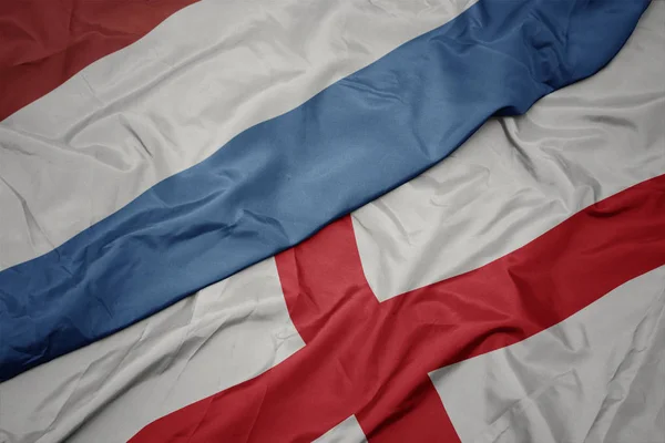 Viftande färgglada flagga England och nationell flagga luxembourg. — Stockfoto