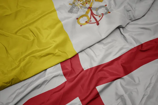Sventolando bandiera colorata dell'Inghilterra e bandiera nazionale della città vaticana . — Foto Stock