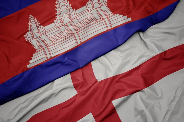 Acenando bandeira colorida da inglaterra e bandeira nacional da cambodia . — Fotografia de Stock