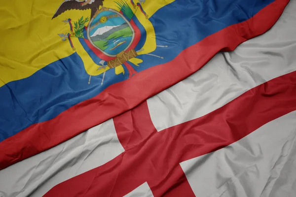 Ondeando colorida bandera de Inglaterra y bandera nacional de Ecuador . —  Fotos de Stock