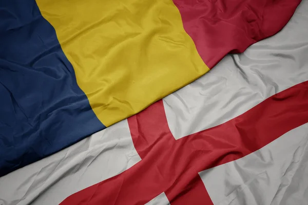 Ondeando colorida bandera de Inglaterra y bandera nacional de Chad . —  Fotos de Stock