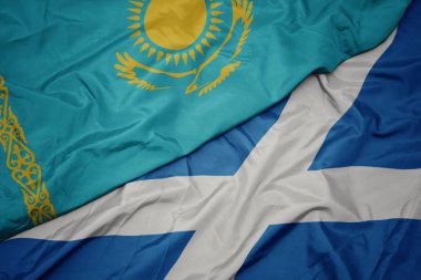 İskoçya 'nın renkli bayrağı ve Kazakistan' ın ulusal bayrağı sallanıyor..