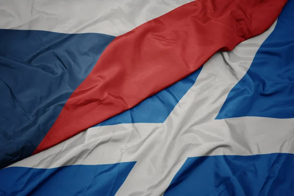 Zwaaiende vlag van Schotland en nationale vlag van de Tsjechische Republiek. — Stockfoto