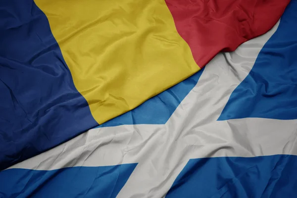 Ondeando colorida bandera de Escocia y bandera nacional de romania . —  Fotos de Stock