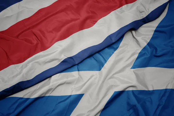 Acenando bandeira colorida da Escócia e bandeira nacional da costa rica . — Fotografia de Stock