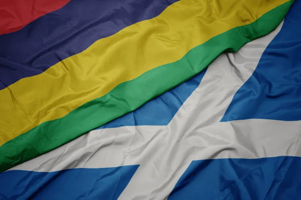 Acenando bandeira colorida da Escócia e bandeira nacional de Mauritius . — Fotografia de Stock