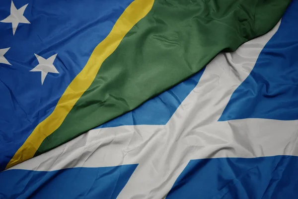 Acenando bandeira colorida da Escócia e bandeira nacional das Ilhas Salomão  . — Fotografia de Stock