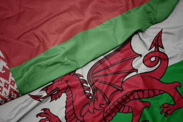 Falująca kolorowa flaga Walii i flaga narodowa Belarus. — Zdjęcie stockowe