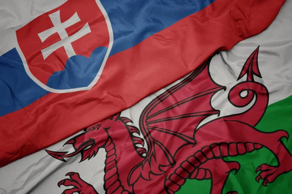 Sventolando bandiera colorata di wales e bandiera nazionale della Slovacchia . — Foto Stock