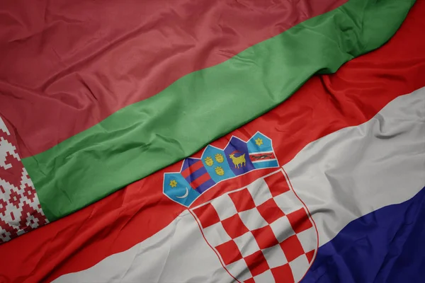 Ondeando colorida bandera de croacia y bandera nacional de belarus . —  Fotos de Stock