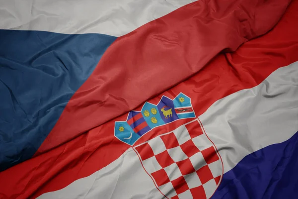 Agitant drapeau coloré de la croatie et drapeau national de la République tchèque . — Photo