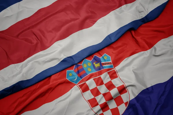 Agitant drapeau coloré de la croatie et drapeau national de la costa rica . — Photo