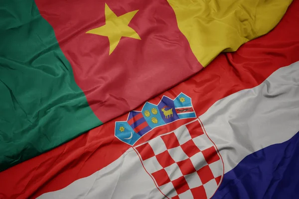 Ondeando colorida bandera de croacia y bandera nacional de camerún — Foto de Stock
