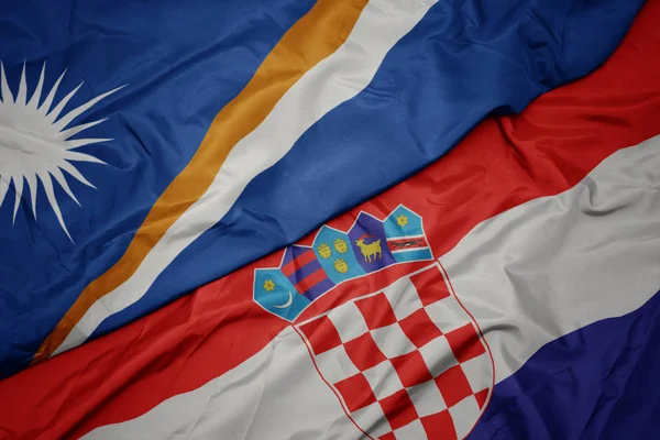 Ondeando colorida bandera de croacia y bandera nacional de Islas Marshall  . — Foto de Stock