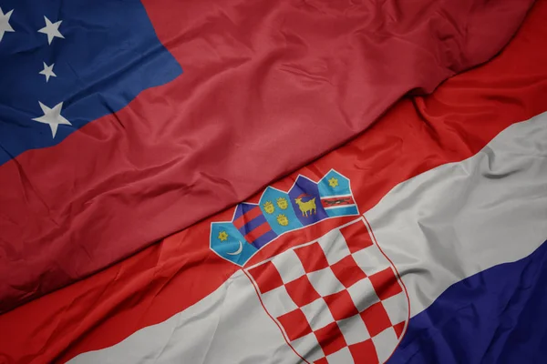 Mávání barevnou vlajkou Chorvatska a národní vlajkou Samoy . — Stock fotografie