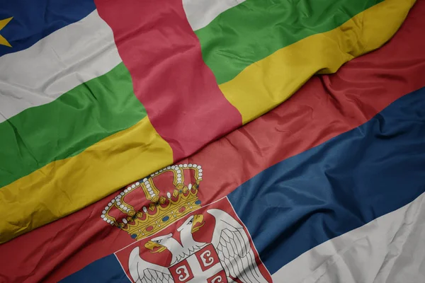 Κυματίζει πολύχρωμη σημαία της Σερβίας και εθνική σημαία της Κεντροαφρικανικής Δημοκρατίας. — Φωτογραφία Αρχείου