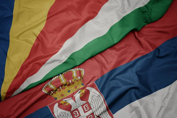 Sırbistanın renkli bayrağı ve Seyşeller 'in ulusal bayrağı sallanıyor.. — Stok fotoğraf