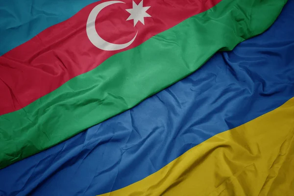 Ondeando colorida bandera de Ucrania y bandera nacional de Azerbaiyán . — Foto de Stock
