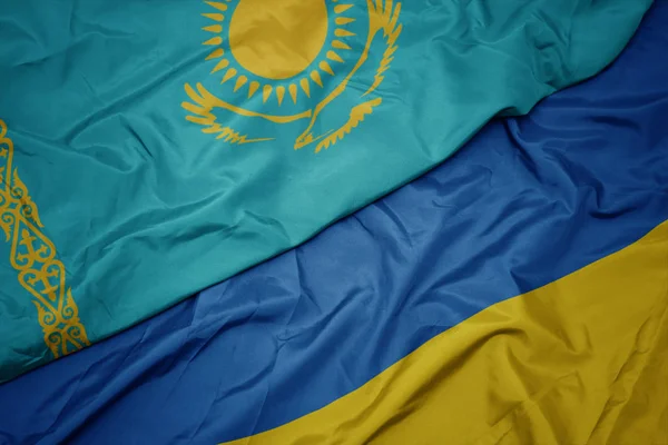 Ukrayna 'nın renkli bayrağı ve Kazakistan' ın ulusal bayrağı sallanıyor.. — Stok fotoğraf
