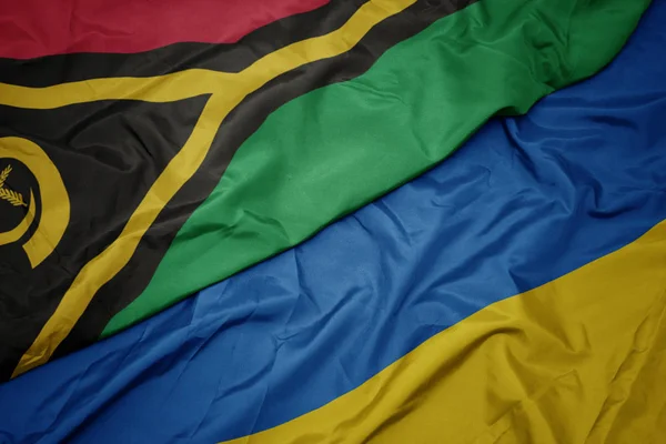 Ondeando colorida bandera de Ucrania y bandera nacional de Vanuatu  . —  Fotos de Stock