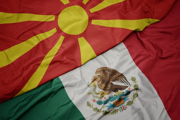 Acenando bandeira colorida do méxico e bandeira nacional da macedônia. macro — Fotografia de Stock